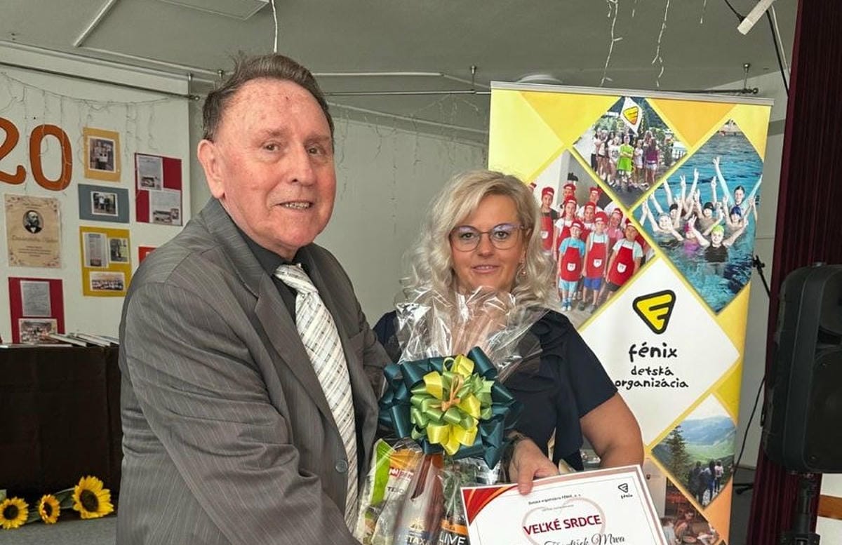 Zakladateľ kraj. matičných festivalov Dobšinského Košice a Divadelné Košice Jozefa Adamoviča plk.František Mrva  bol na úvod  ocenený Detskou organizáciou FÉNIX o.z. vyznamenaním „VEĽKÉ  SRDCE“ za jeho dvadsaťročnú činnosť pri organizovaní týchto festivalov. Cenu z ústredia detskej organizácie FÉNIX v Bratislave mu slávnostne odovzdala riaditeľka domácej školy.