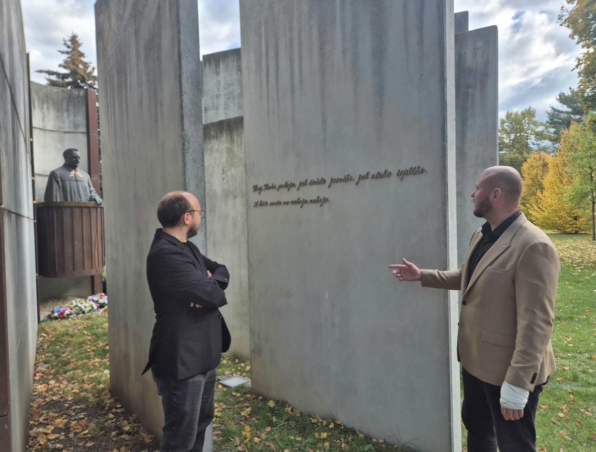 Marek Nemec a Peter Schvantner pri pamätníku Martina Rázusa
