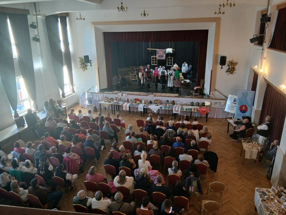 pohľad z hora na zaplnenú sálu kultúrneho domu