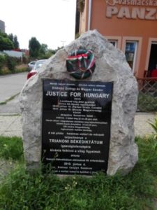 Provokatívny pamätník proti Trianonskej mierovej zmluve na začiatku Komároma