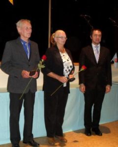  Dvojica z ocenených Bronzovou cenou MS R. Hanus (vľavo) a E. Debnárová spoločne s tajomníkom MS