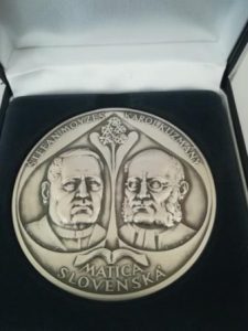 Strieborná medaila Matice slovenskej udelená pri príležitosti 50. výročia založenia MO MS Obyce