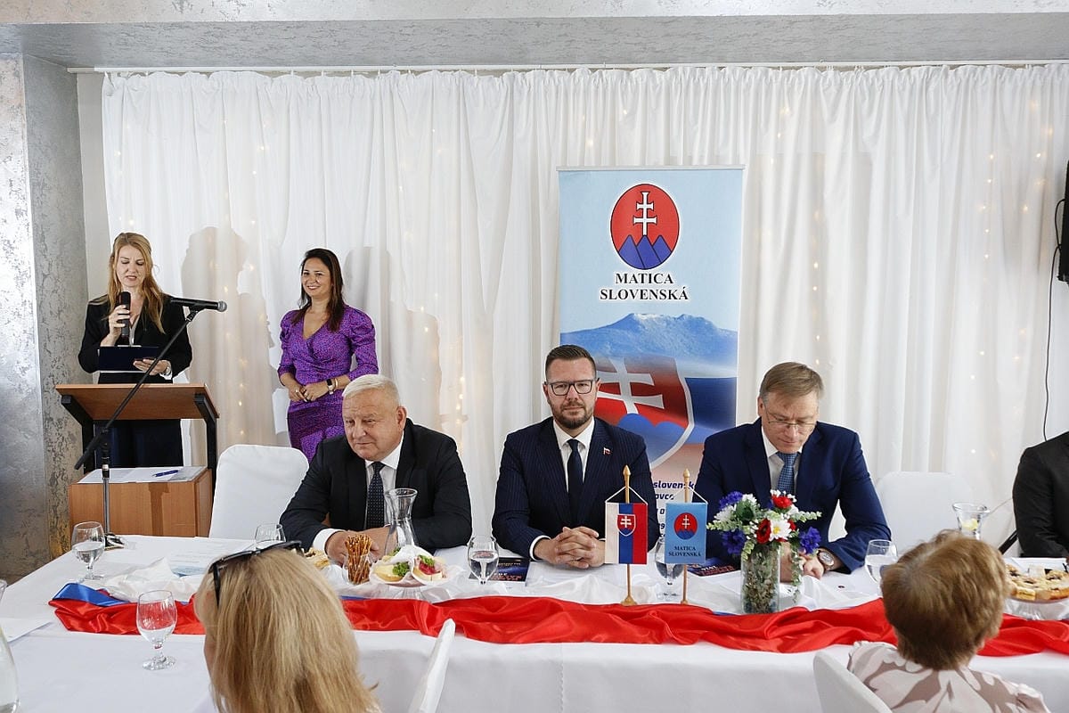 moderátorka podujatia a predsednícka KR MS KK rečnia a hostia s predsedom MS sedia za hlavným stolom