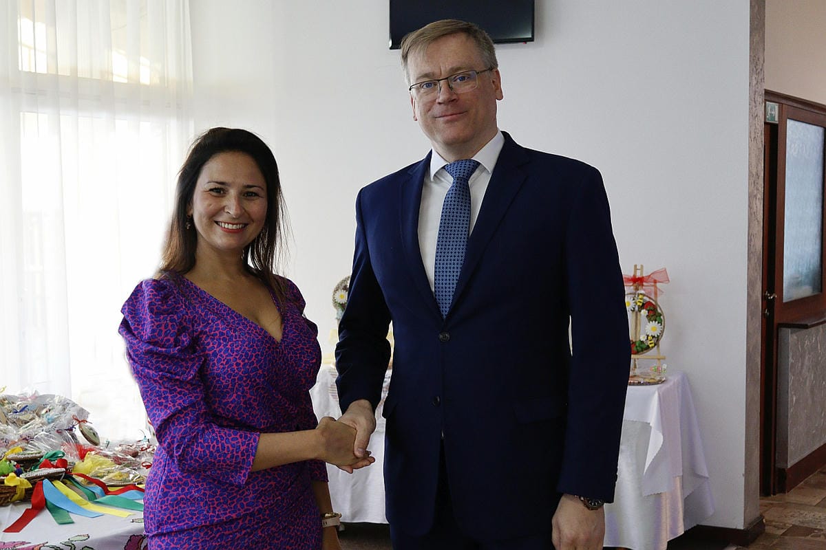 Predseda MS podáva ruku predsedníčke krajskej rady