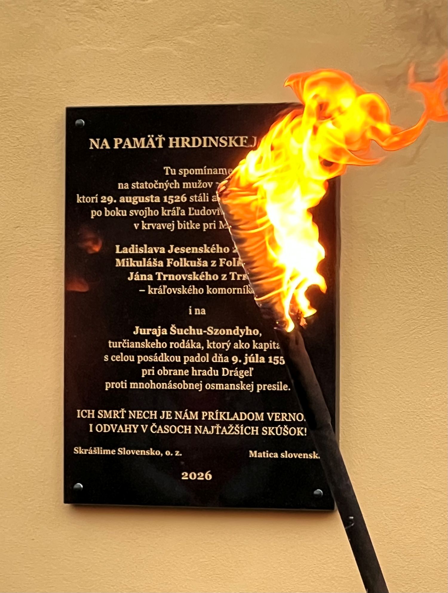 Pamätná tabuľa s horiacou fakľou
