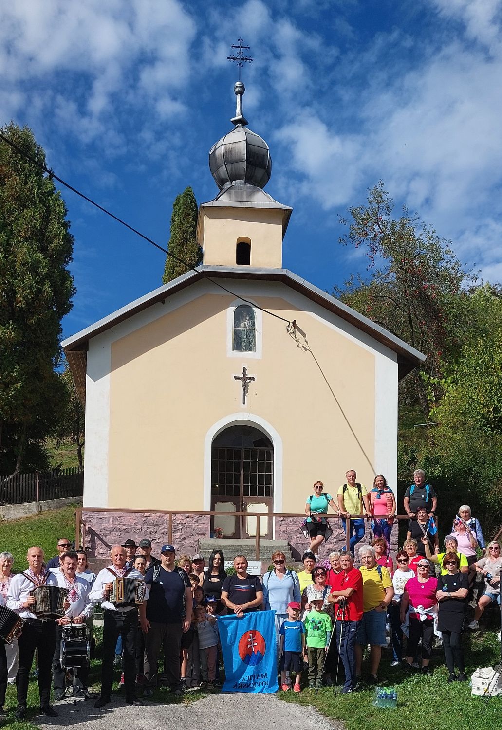Matičiari pred kostolom