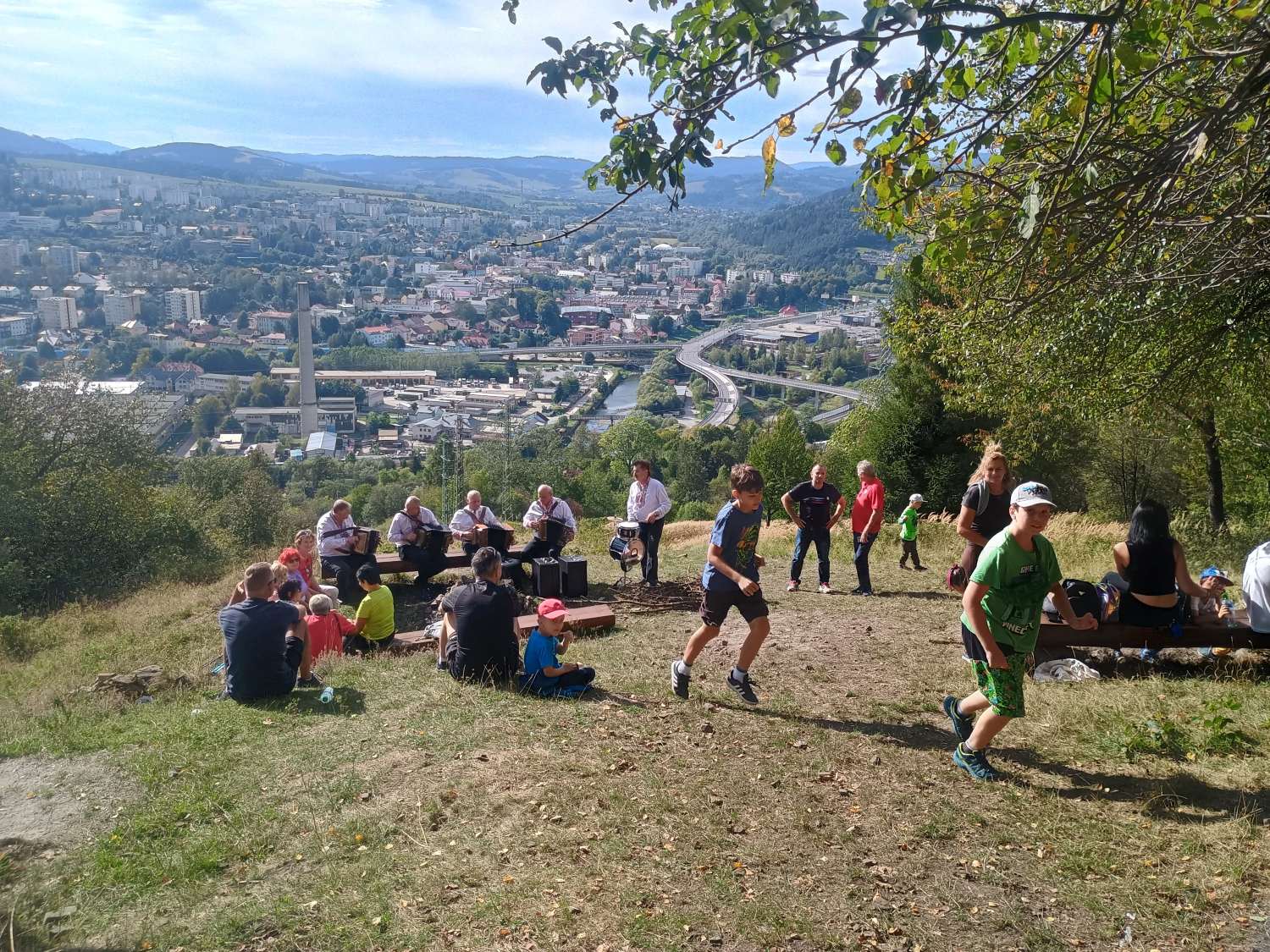 Matičiari na Capkovom vrchu a v pozadí výhľad na mesto