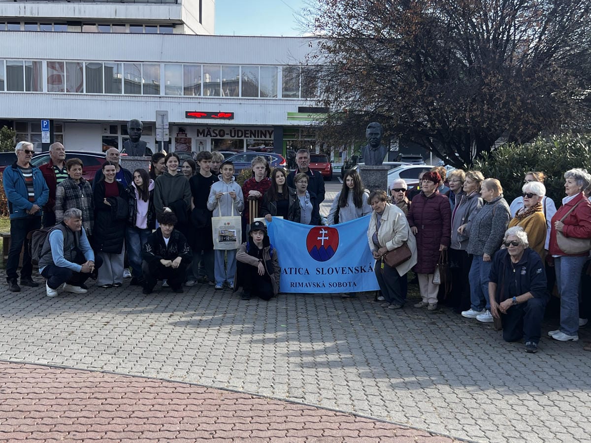 účastníci podujatia s matičnou zástavou