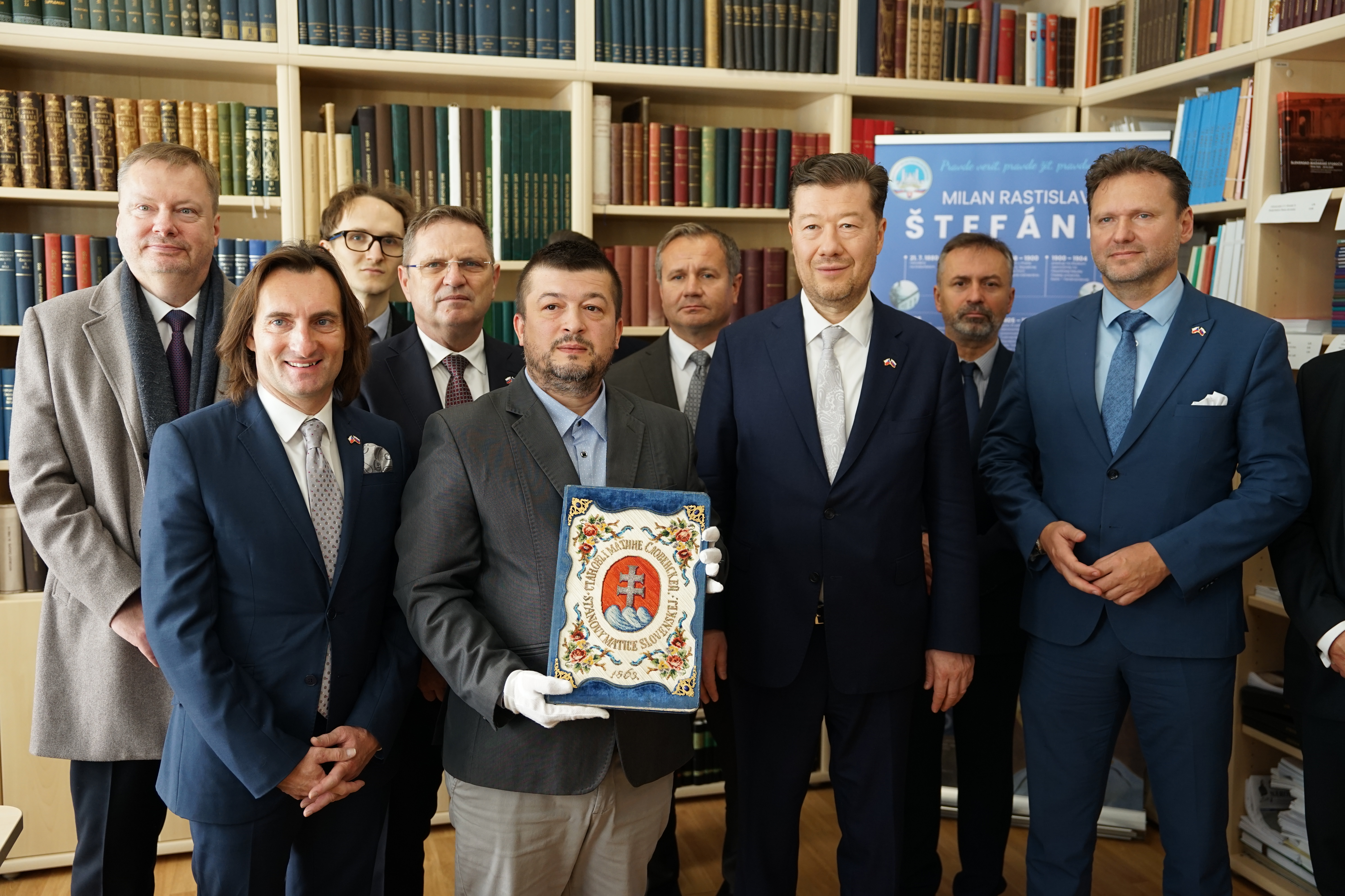 Tomio Okamura s českou delegáciou na spoločnej fotke so stanovami Matice slovenskej