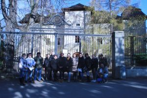 Pred kaštieľom v Brodzanoch, v ktorom sídli Slovanské múzeum Alexandra Sergejeviča Puškina. Autor fotografie: Veronika Bilicová