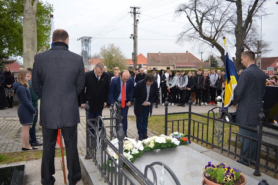 Predstavitelia Matice slovenskej, predseda, tajomník a vedecký pracovník pred hrobom Jána Palárika v Majcichove