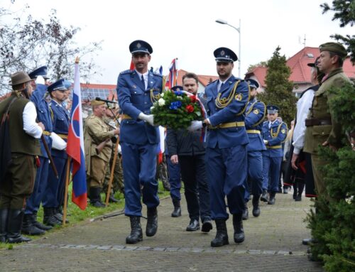 Dobová atmosféra rekonštrukcie jedinej povstaleckej prehliadky v Detve z 1. októbra 1944