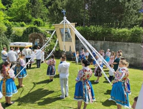 Tradičné Oltáriky v Modrovej opäť spojili veriacich i milovníkov ľudových tradícií