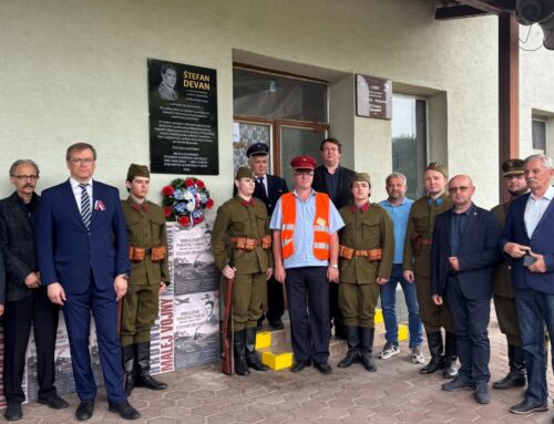 V Stakčíne si pripomenuli hrdinov Malej vojny. Odhalili pamätnú tabuľu Štefanovi Devanovi