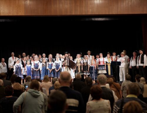 Slovenský večer v Galante zaplnil sálu a spojil milovníkov folklóru